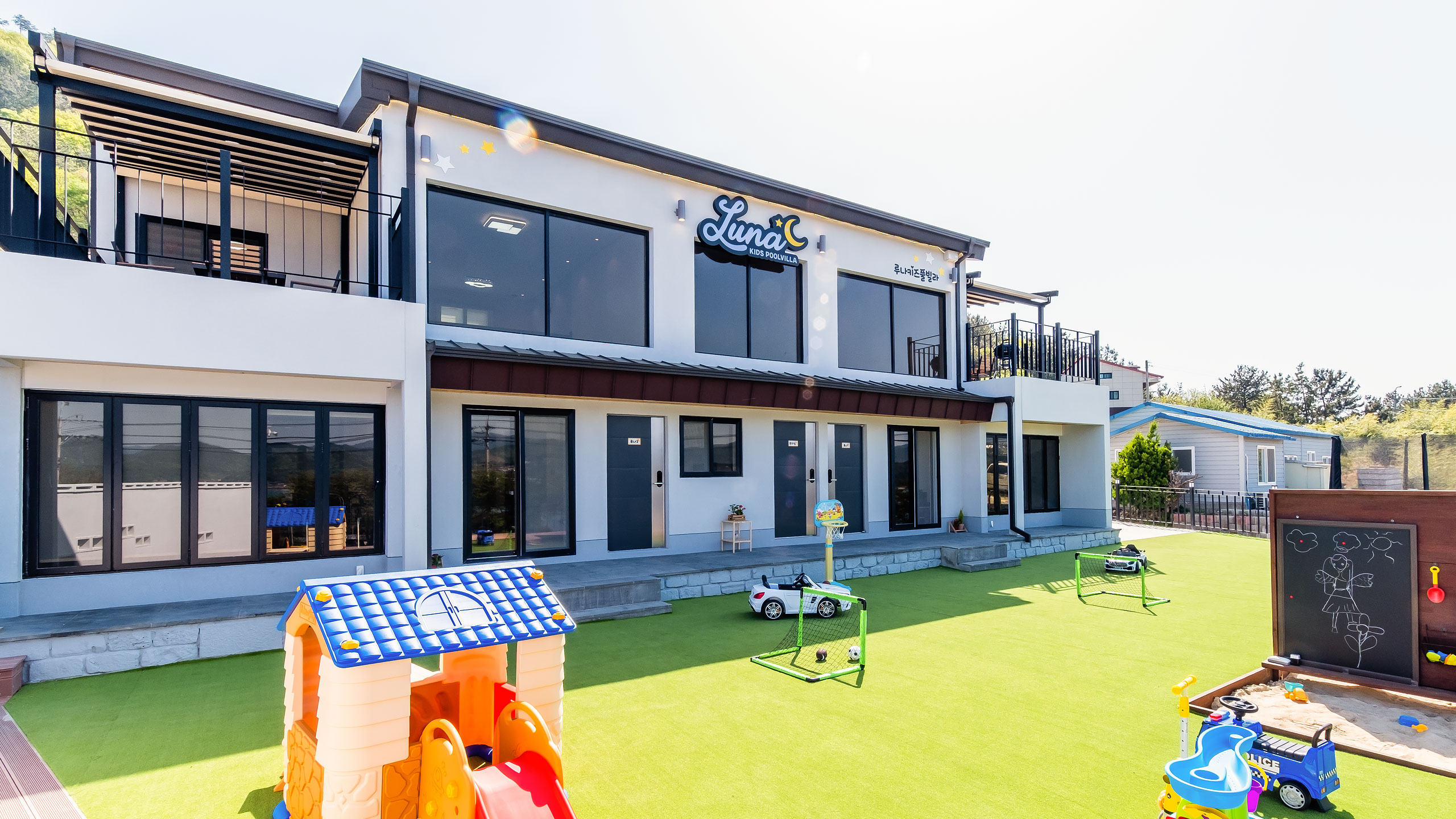 LUNA KIDS POOLVILLA